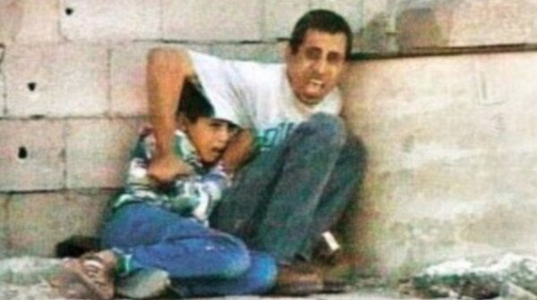 . صحنه ی شهادت "محمد الدوره" کودک فلسطینی در آغوش پدرش
