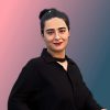 من ادیتور و موشن‌گرافیستی هستم که با موبایل کار می‌کنم، اما همیشه روی خروجی دقیق و تمیز وسواس دارم. برای من هر پروژه فقط یک ویدیو یا عکس نیست؛ باید حس درست منتقل کنه، ریتمش درست بشینه و پیامش واضح باشه. علاوه بر تدوین و موشن، مهارت تولید عکس محصول هم به کارم اضافه شده؛ عکس‌هایی که ترکیبی از سادگی، خلاقیت و استانداردهای برند هستند. وقت‌شناسی، ارتباط روشن و کیفیت بالا اصول کاری منه—چون باور دارم بهترین معرفی، همون نتیجه‌ایه که مخاطب می‌بینه و حس می‌کنه.